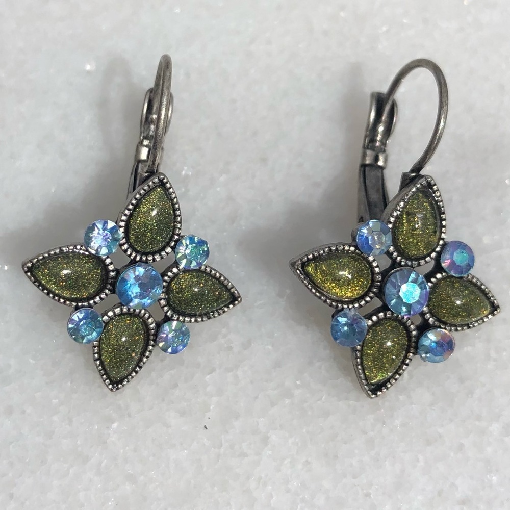 Beautiful antique feel earrings.  Classic Vintage Feel✨